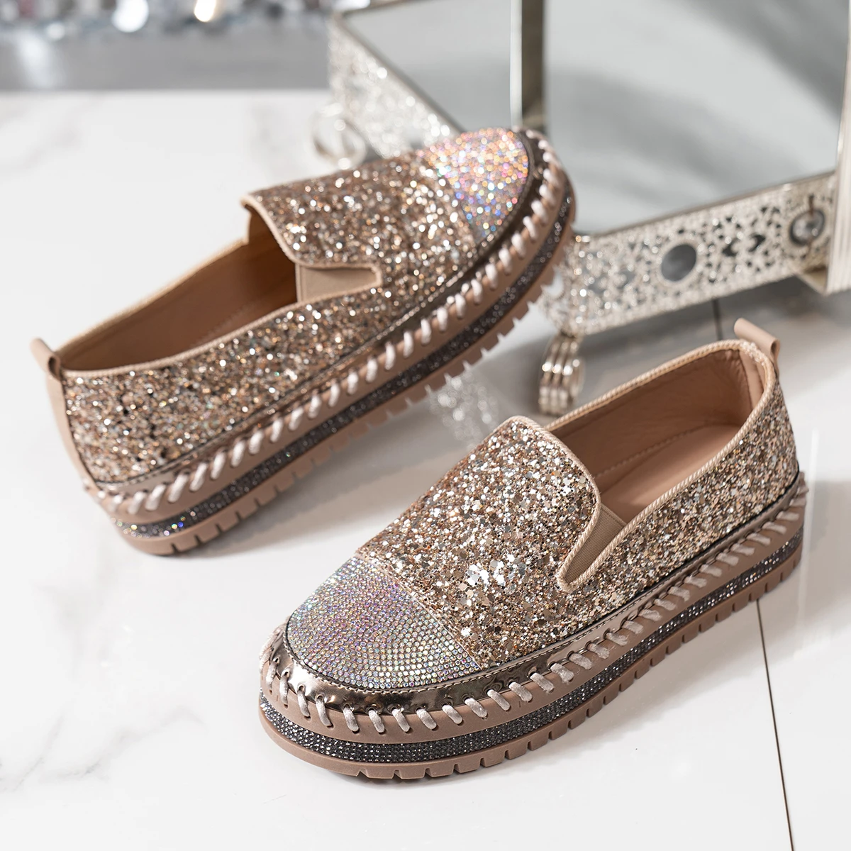 

Дизайнерские туфли с блестками 2026, весенний новый стиль, модные нескользящие туфли на плоской подошве с круглым носком, повседневные удобные женские лоферы с неглубоким носком
