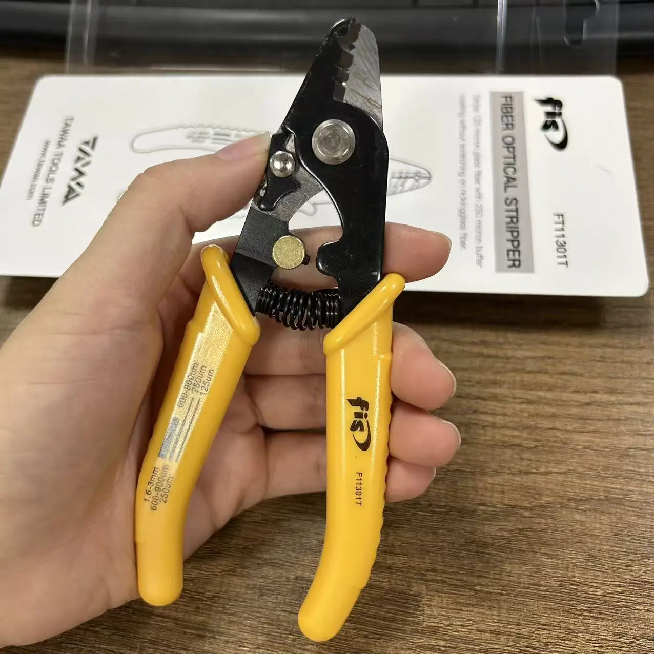 

Professional Fiber Optic Stripper F11301T Tri-Hole Clamp Pliers for Miller Tools Coating Mid-Buffer 900um 3mm 5mm Wire Stripping