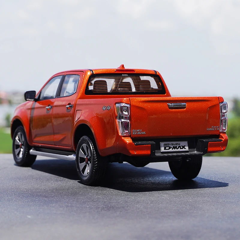 1: 18 originale ISUZU D-MAX Pickup 2021 modello di veicolo per il trasporto di camion