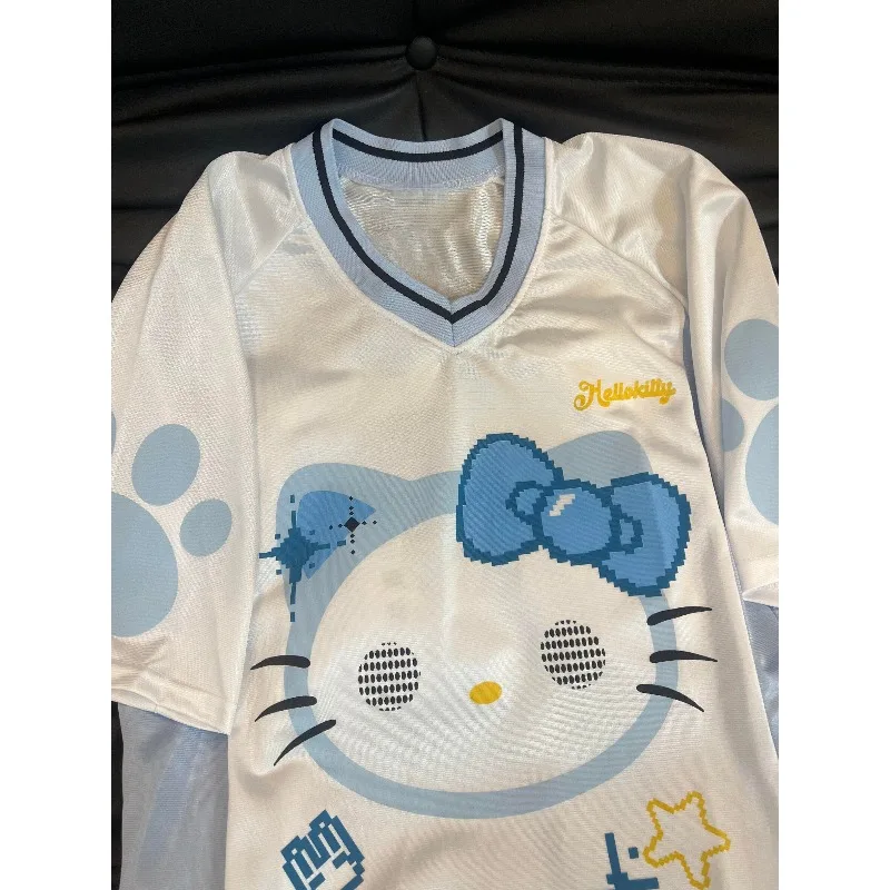 تي شيرت نسائي حلو ولطيف مطبوع عليه Hello Kitty برقبة على شكل حرف V وأكمام قصيرة، نمط كاجوال عصري سريع الجفاف في الشارع