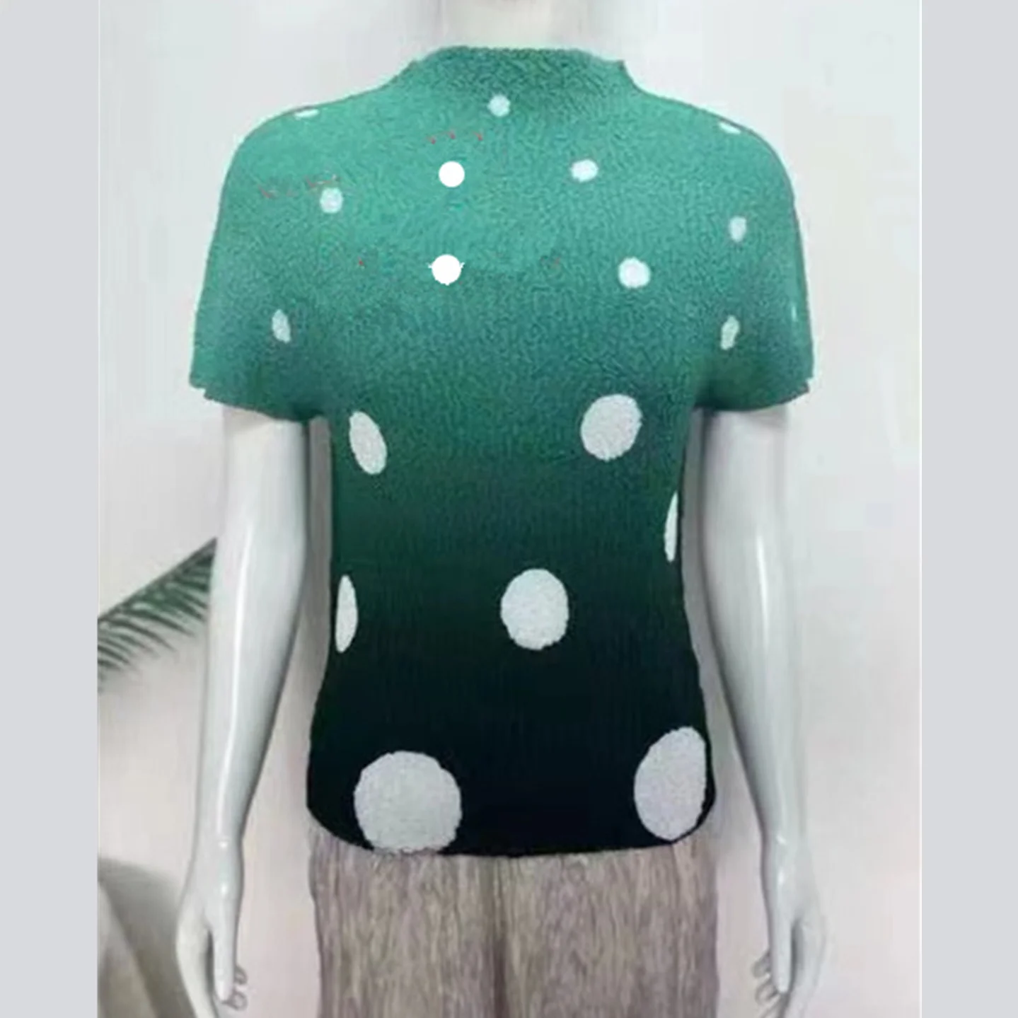 Miyake Polka Dot Gradient Short Sleeve Top Women Round Neck Loose T-Shirt Summer Breathable Fashion Casual 2026 New Designer We