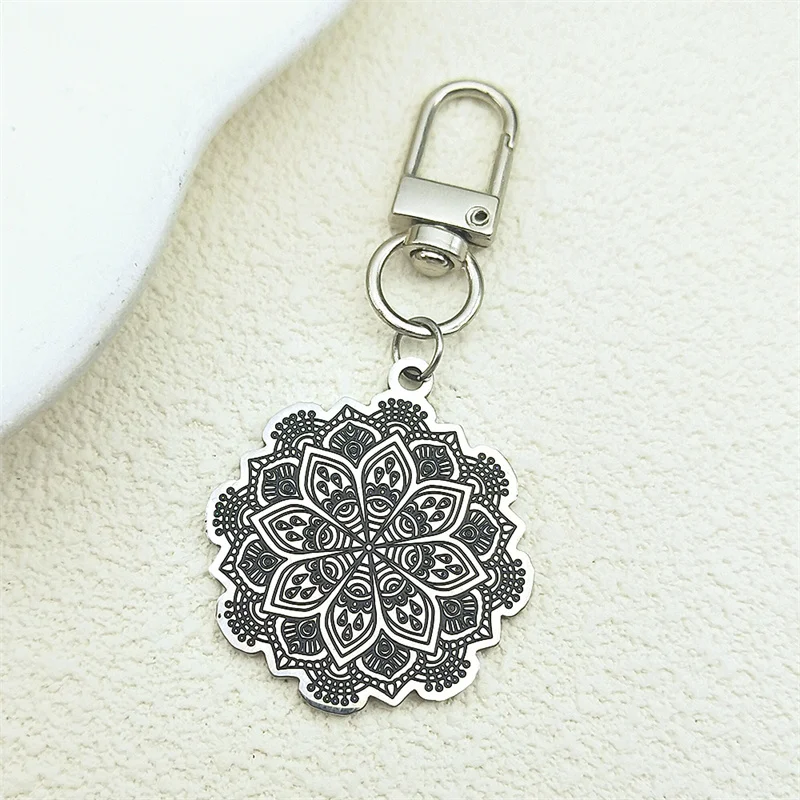 Kép 5: Mandala virágos bel Élet Rozsdaálló Acél Maszlag stramonium keychain számára Nők Ezüst színben keyholder ékszer ajándékok