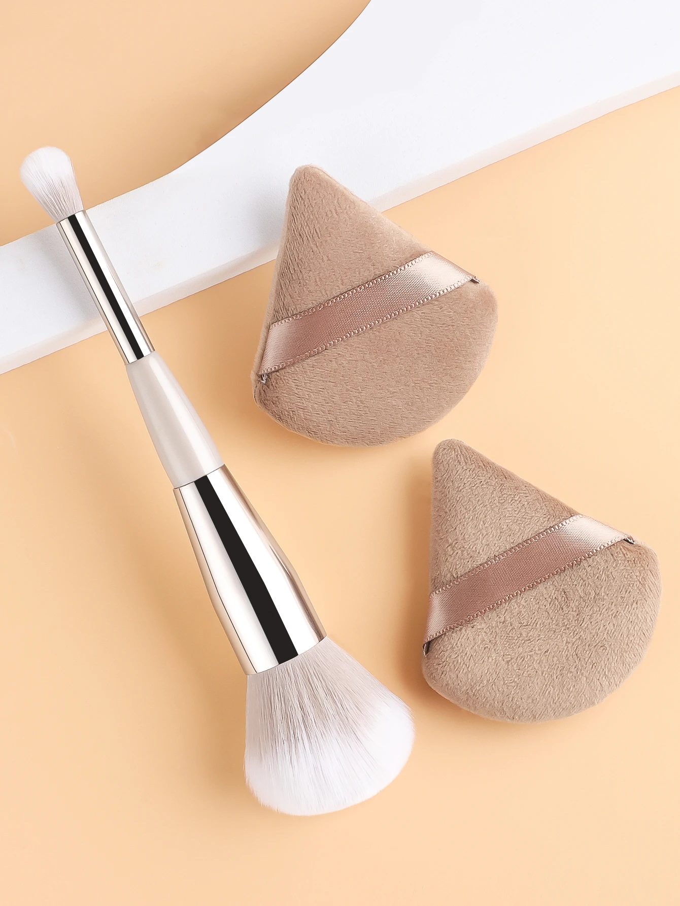 Un seul grand fard à joues en poudre, plus deux bouffées de poudre, brosse multifonctionnelle à double tête pour ombre à paupières, outil de maquillage pour le visage