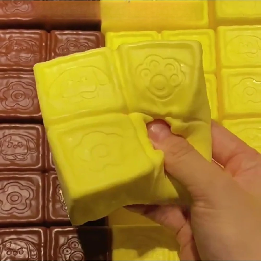 スクイーズイチゴチョコレートミルクキューブケーキパン型スクイーズおもちゃ、ソフトストレス解消、ゆっくりと上昇する感覚玩具、子供と大人のためのフィジェットトイ