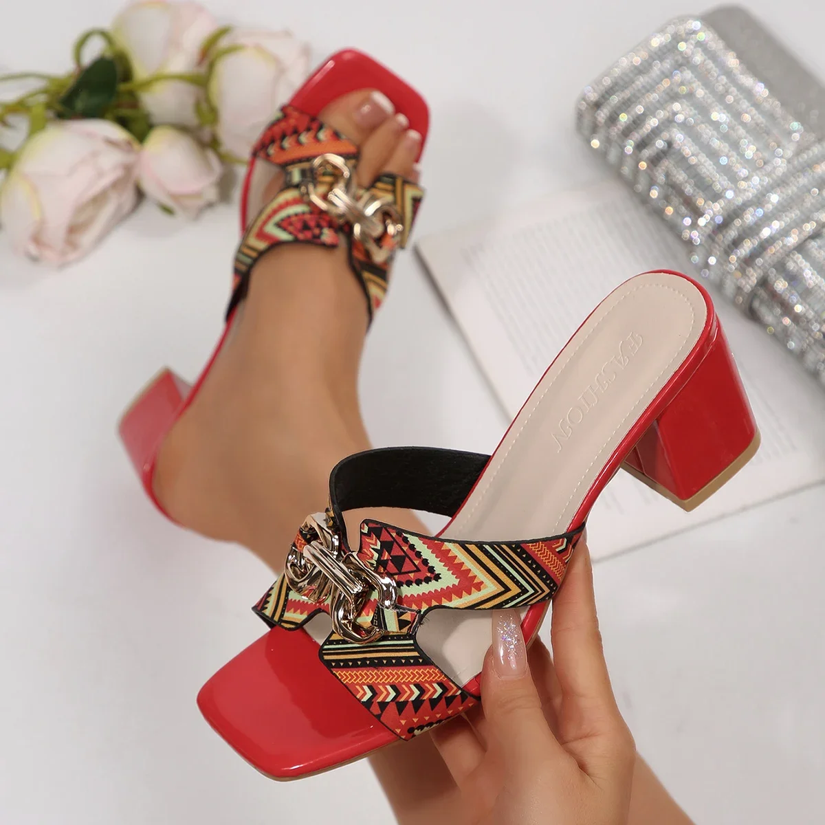 

Женские сандалии с открытым носком, повседневная базовая обувь с принтом, лето 2025, новые популярные сексуальные универсальные полутапочки на высоком каблуке на толстом каблуке