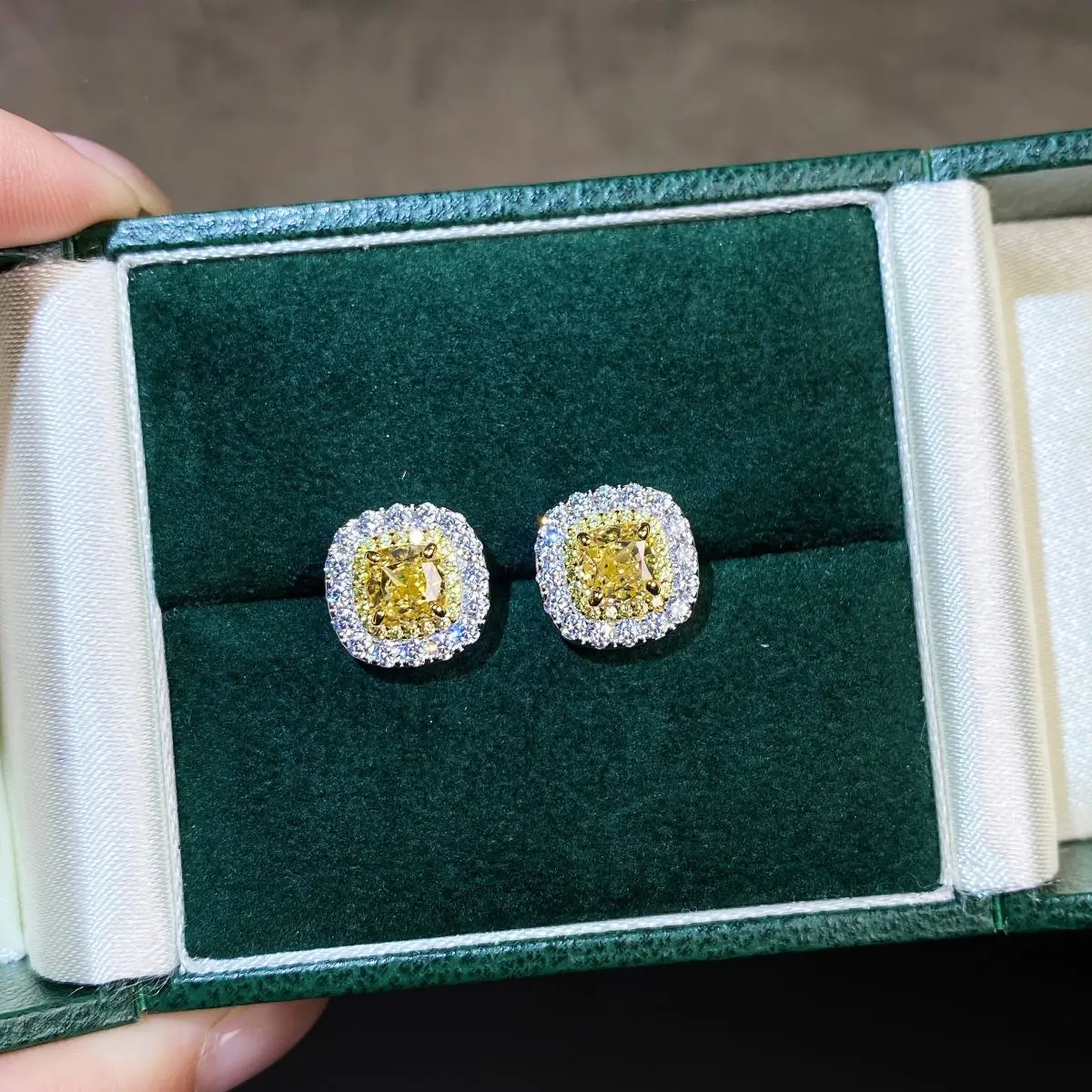 

S925 Pure Silver Ear Nail Female Full Diamond Yellow Diamond Square European and American Live Streaming Hot Item