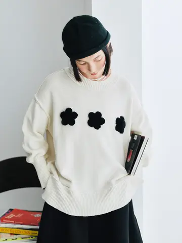 IMAKOKONI 오리지널 디자인 화이트 라운드넥 꽃 장식, 긴팔 스웨터 244796