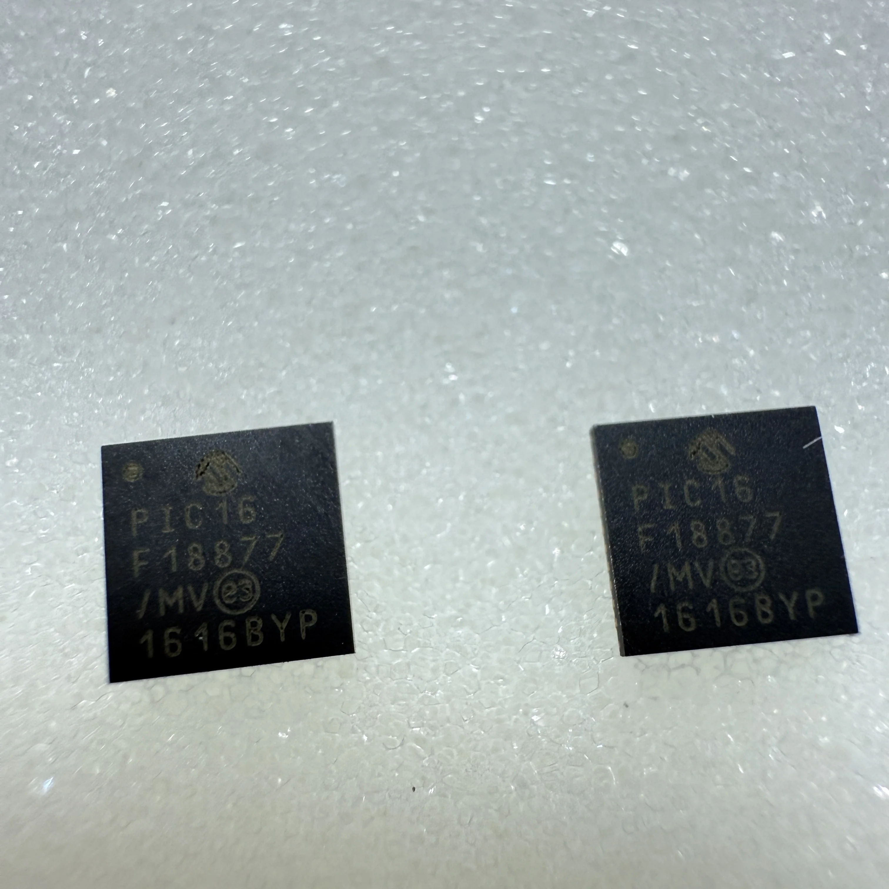2PCS/LOT PIC16F18877-I/MV (Microcontroller Units)