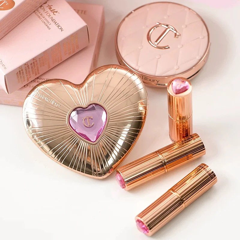 

Жидкая тональная основа Charlotte Tilbury, двухцветная пудра-кушон, румяна, помада, пудра для фиксации макияжа (оттенки Fair и Medium), спрей для фиксации макияжа, косметические средства.