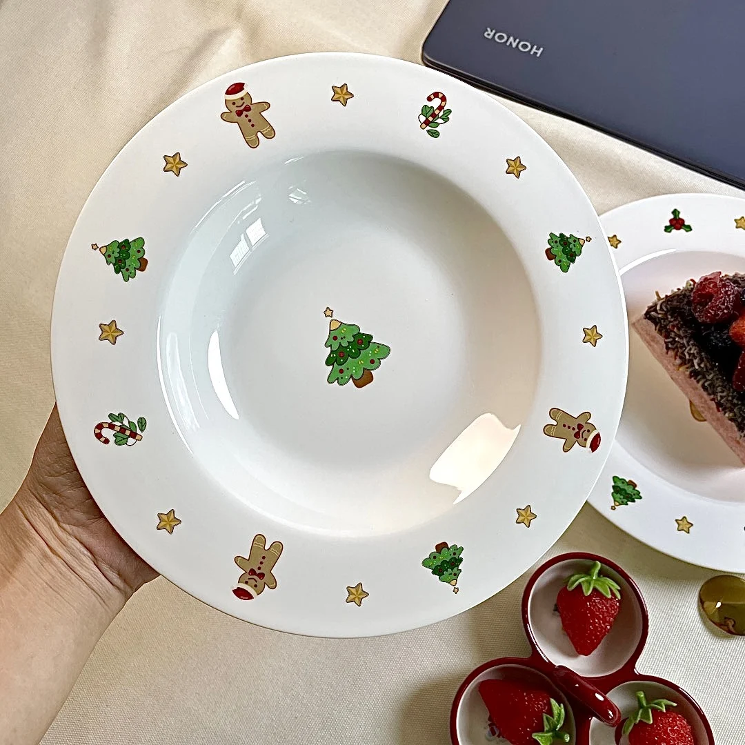 

The "Christmas Tree" underglaze colored ceramic dining plate is made of high-quality bone porcelain craftsmanship