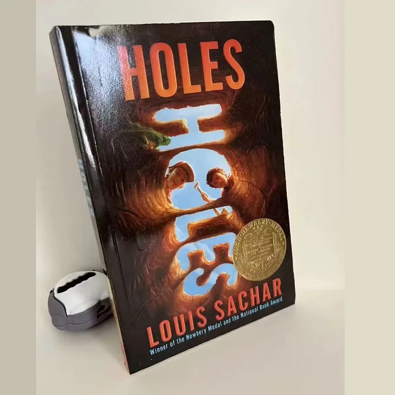 Holes By Louis Sachar in English Original Novels Story Book for Teenagers and Children Award-winning Books