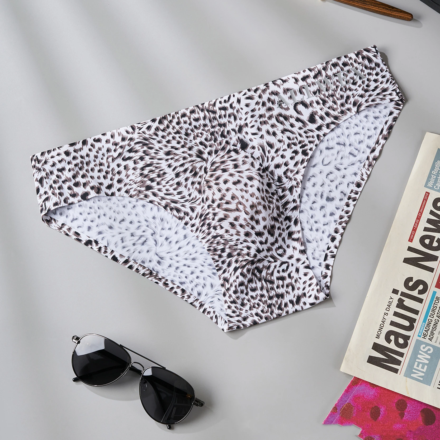 Mens Ice Silk Briefs Summer Ultra-thin Seamless Sexy Panties Leopard Print Quick Drying Breathable Underwear 3D Pouch Underpants