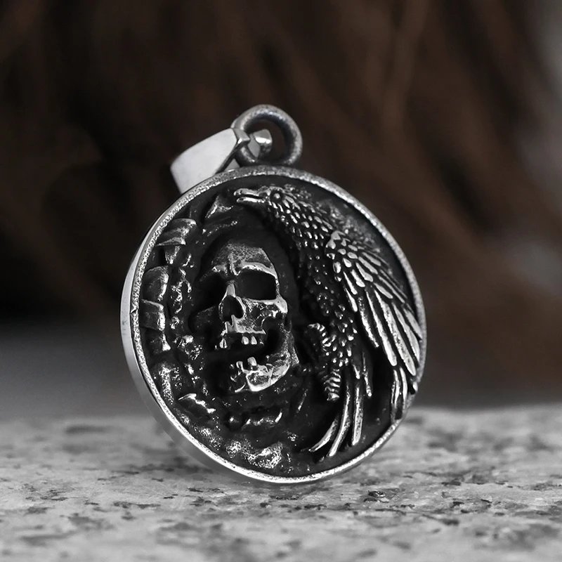 2022 Hot Selling Fashion Novelty Stereo Crow Head Skull Pendant Necklace Chains Christmas Present Man Jewelry Boyfriend Gift