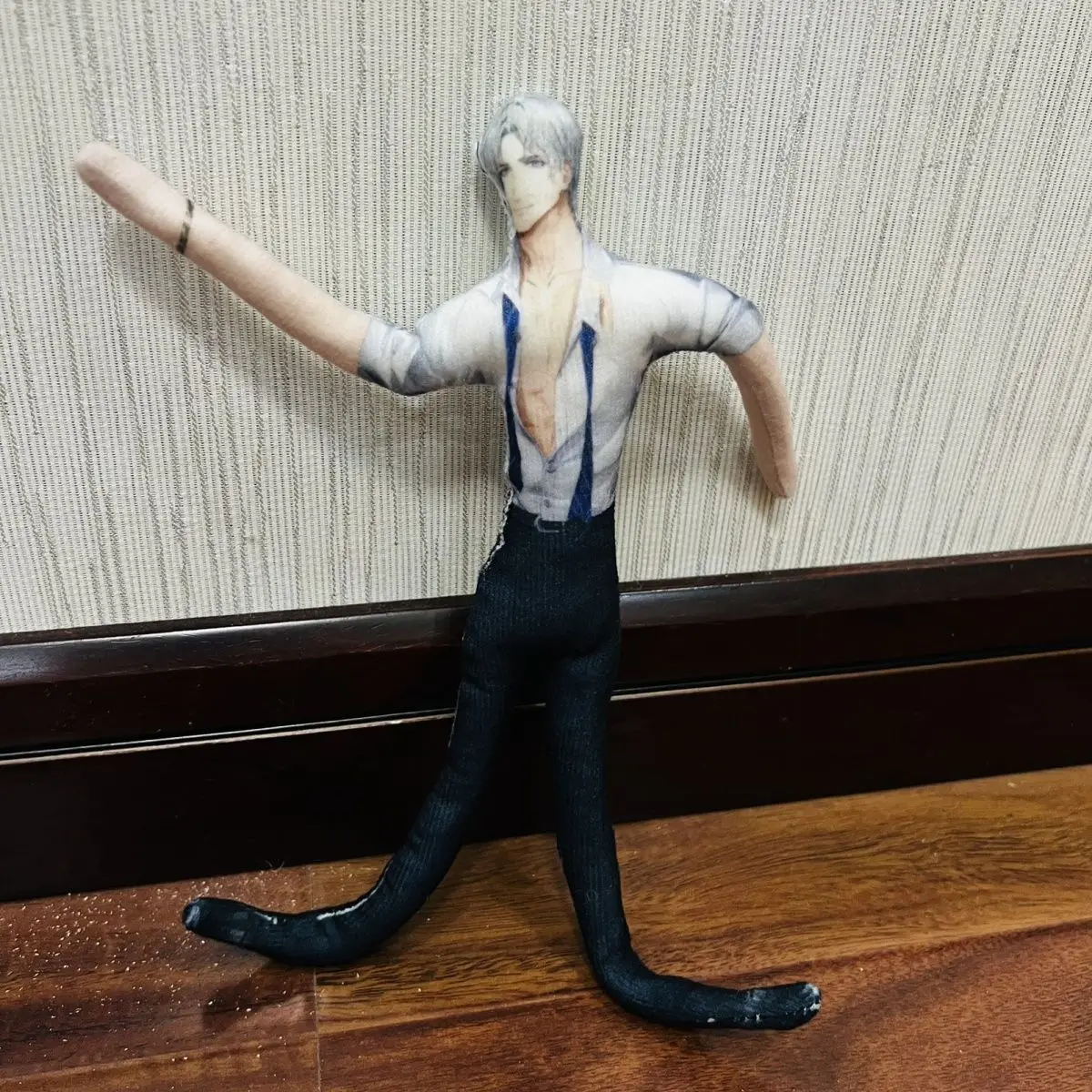 光と夜のチャーリー・スー アニメコスプレぬいぐるみ 可動式抽象ボディ ワイヤースケルトンプロップ スレンダーで曲がる形のおもちゃ