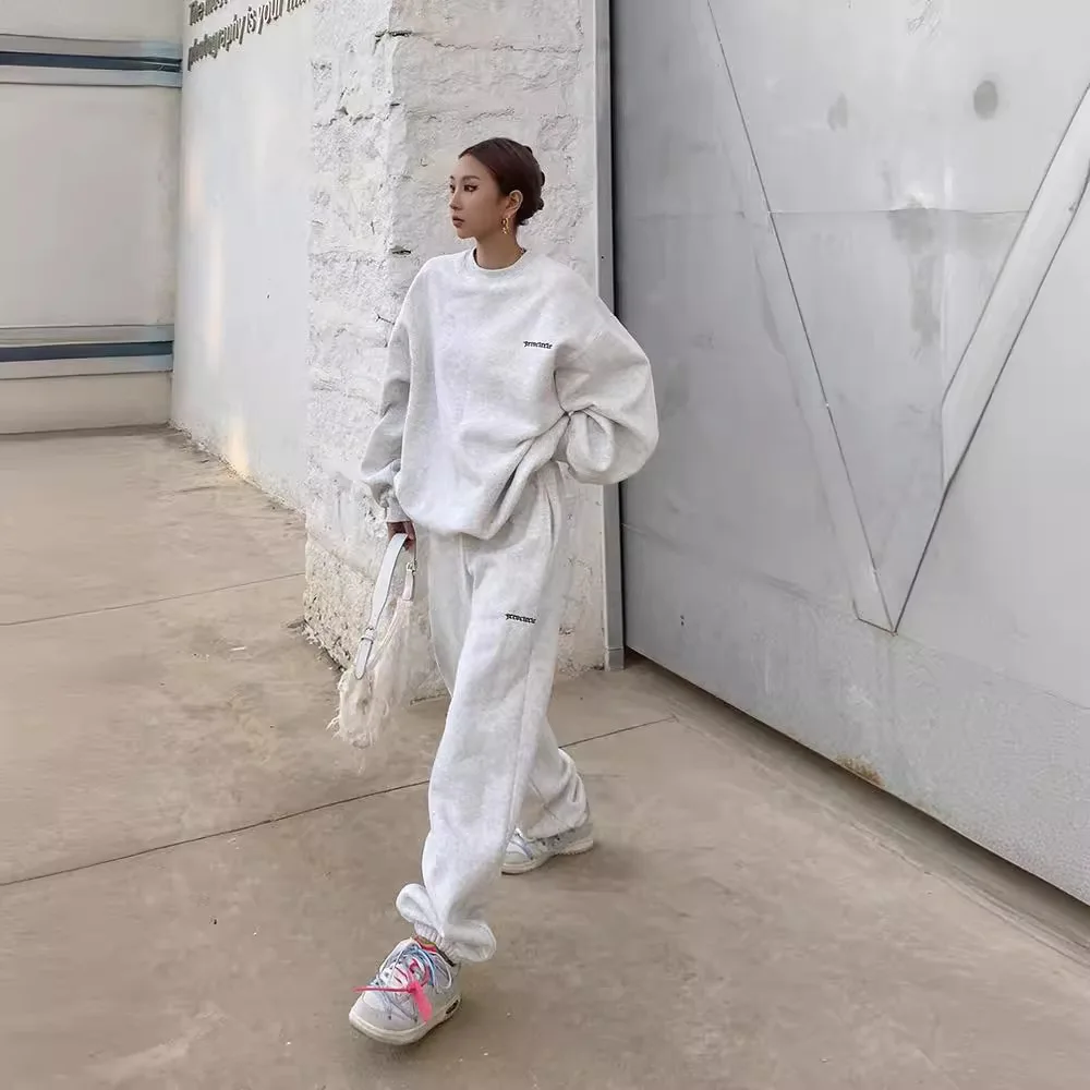 ชุดวอร์มผู้หญิงสีเทา ปี 2025 สไตล์อเมริกันวินเทจ ชุดเซ็ตสองชิ้น เสื้อคอกลม กางเกงลำลอง