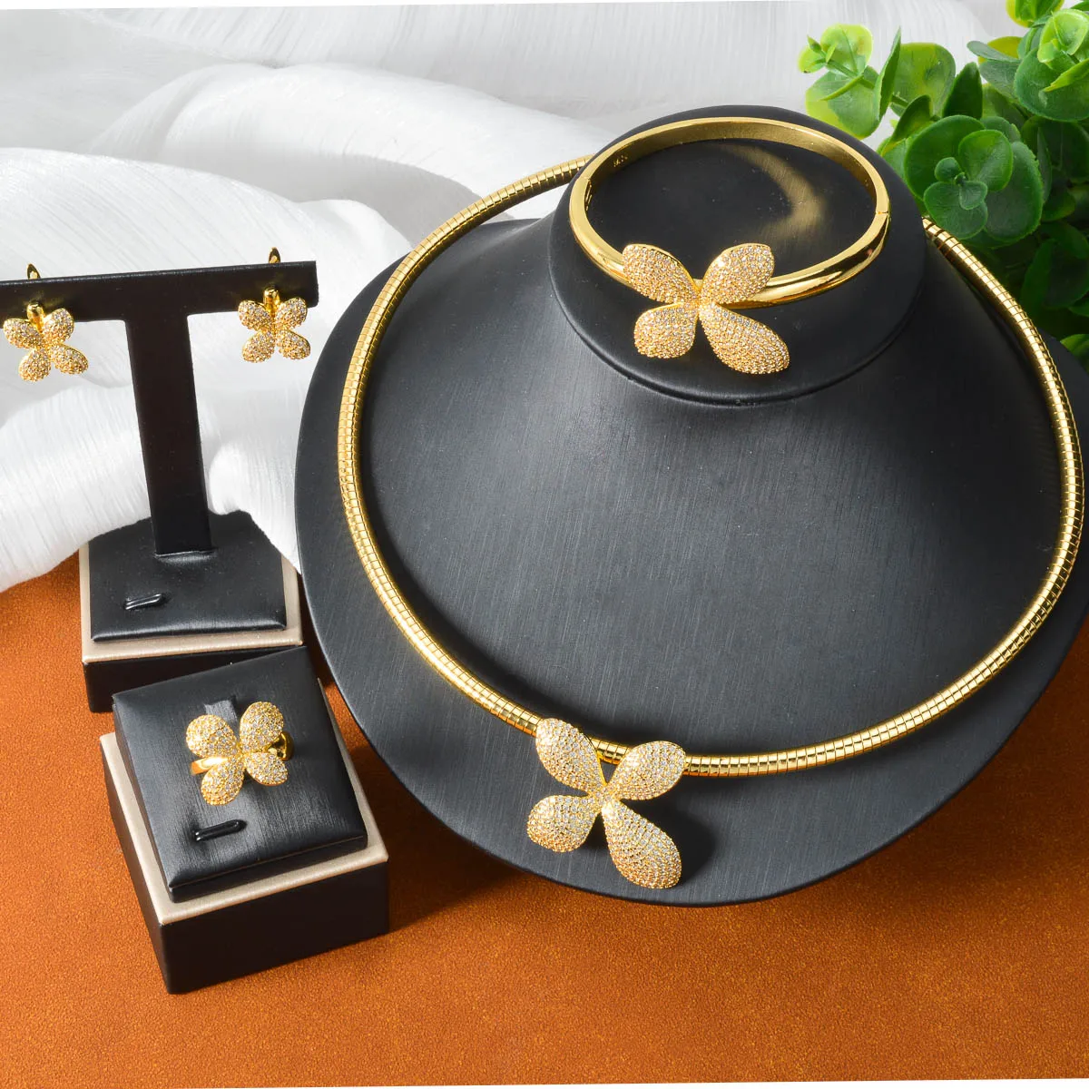 

Snake Chain Gold Plated Four Leaf Flower Set Necklace Earrings Bracelet Ring Luxury Style Banquet Wedding Party Jewelry Gift