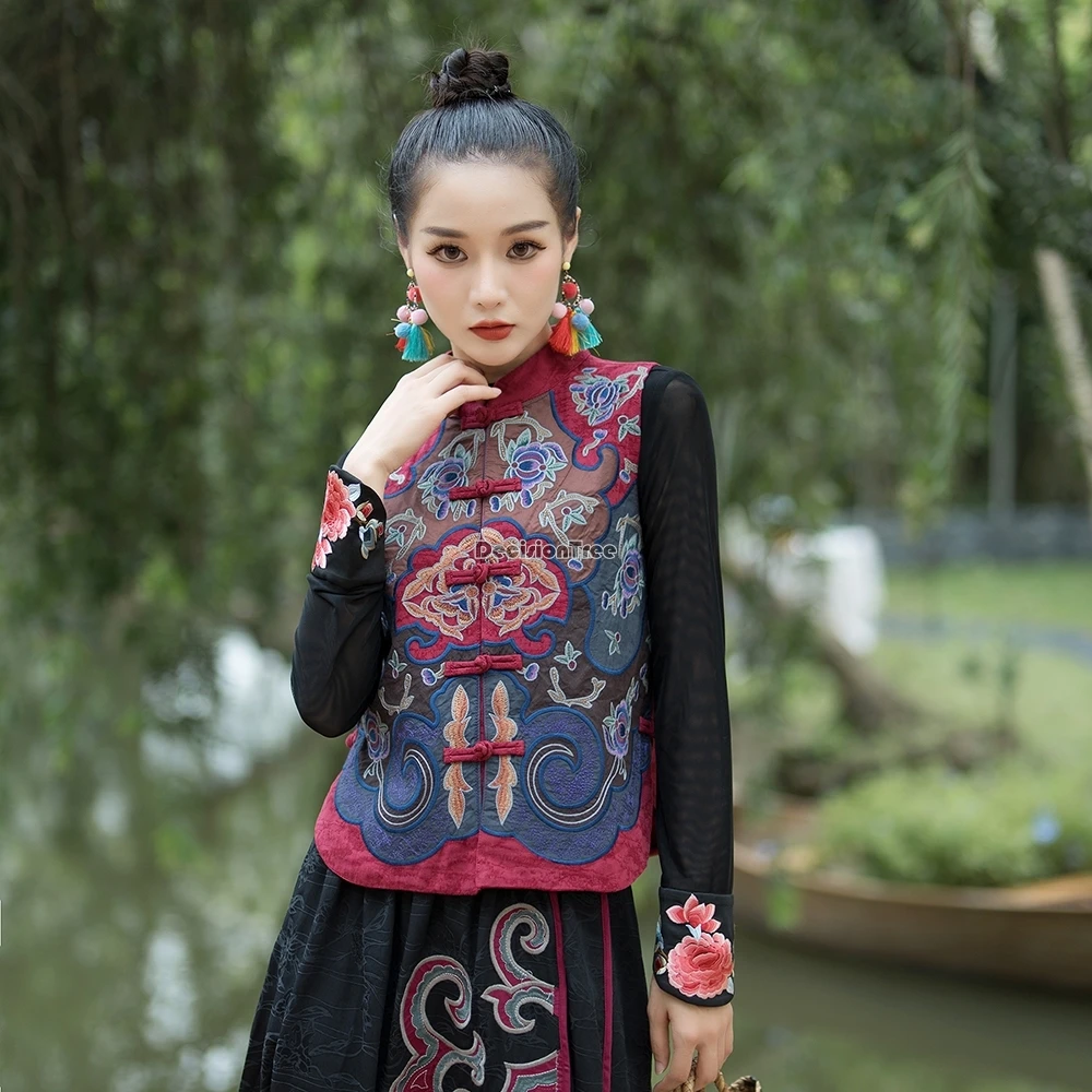 صدرية قصيرة مطرزة على الطراز العرقي الصيني الجديد لعام 2025 بدون أكمام وياقة واقفة سترة نسائية سميكة بتصميم عتيق T1