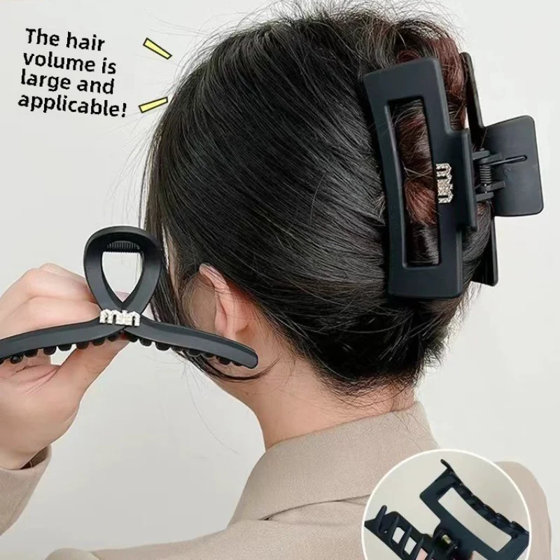 

The new high-end black large matte gripper hairpin on the back of the head is a high-quality shark clip for women
