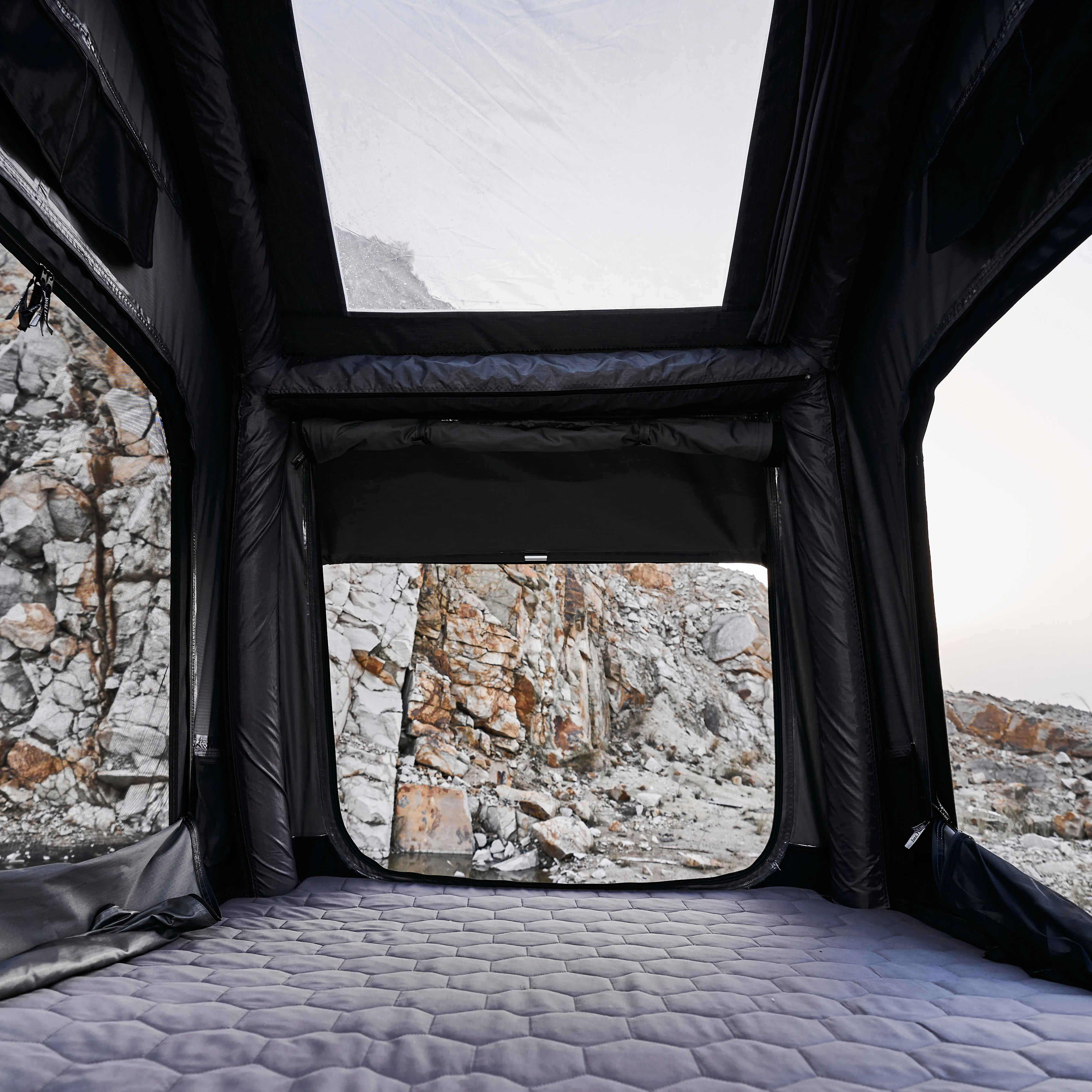 

Inflatable roof tent, one-click inflatable roof tent, small size, light weight, suitable for outdoor camping