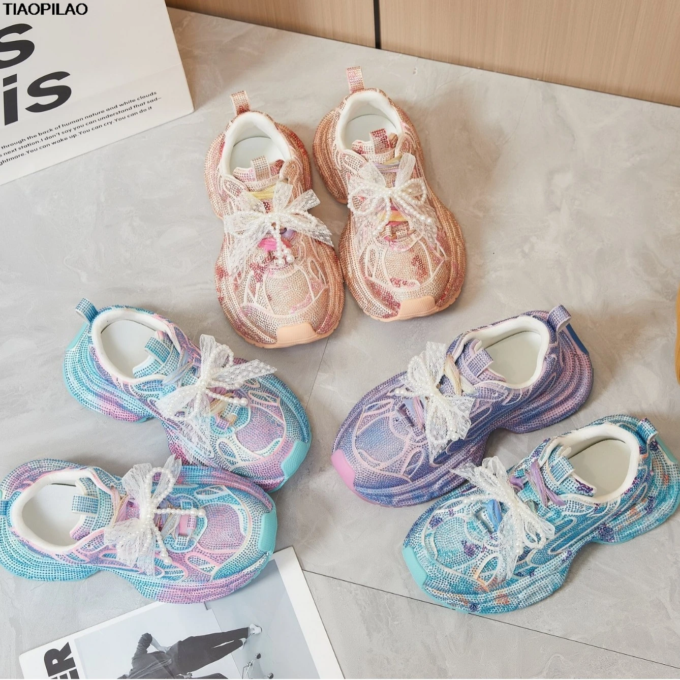 مصمم منصة كريستال المرأة أحذية مكتنزة ربيع الخريف عارضة اللؤلؤ سميكة سوليد السيدات أحذية رياضية عالية الجودة أحذية نسائية