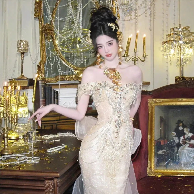 Un nuovo abito da mattina con scollo all'americana a coda di pesce dell'industria pesante con coda lunga e abito corto da festa di compleanno