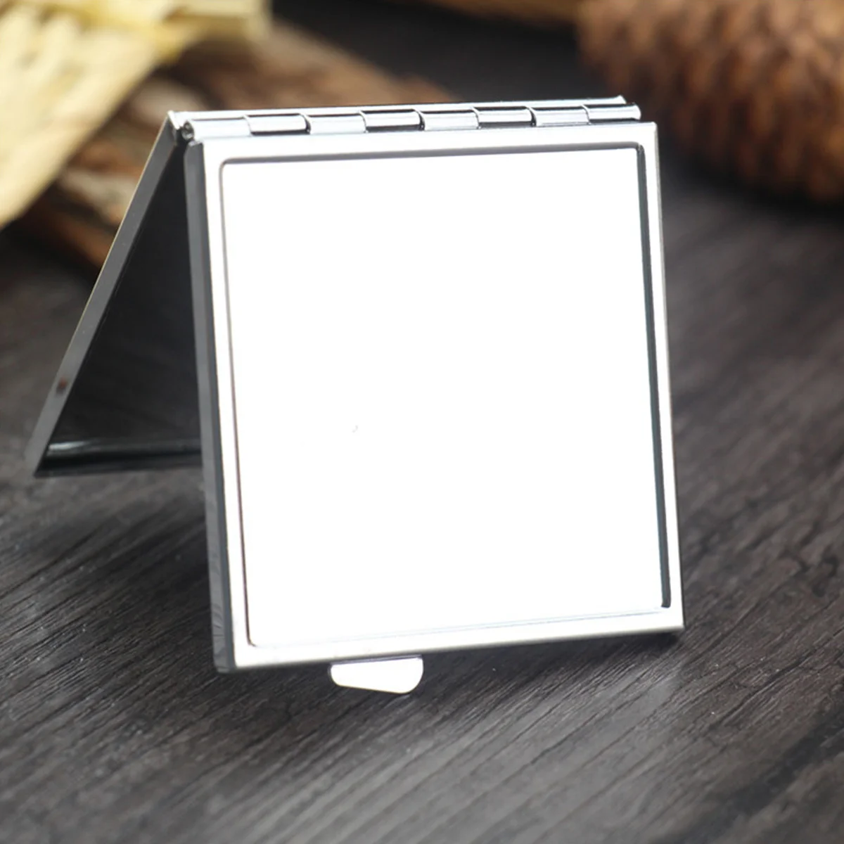 Specchio compatto portatile Piccolo alloggiamento in metallo leggero Doppi specchi Trucco da viaggio ad alta definizione Dimensioni tascabili Regalo chic