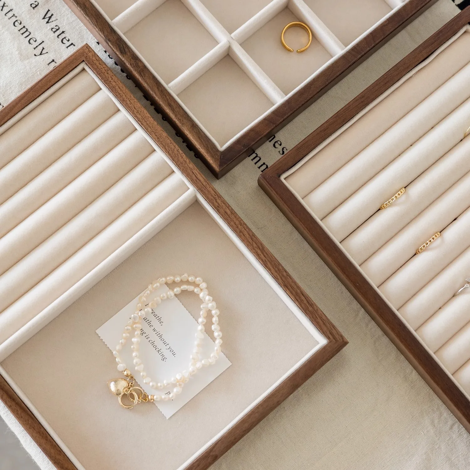 Large - capacity jewelry tray for displaying rings and necklaces, with flannelette lining for jewelry storage