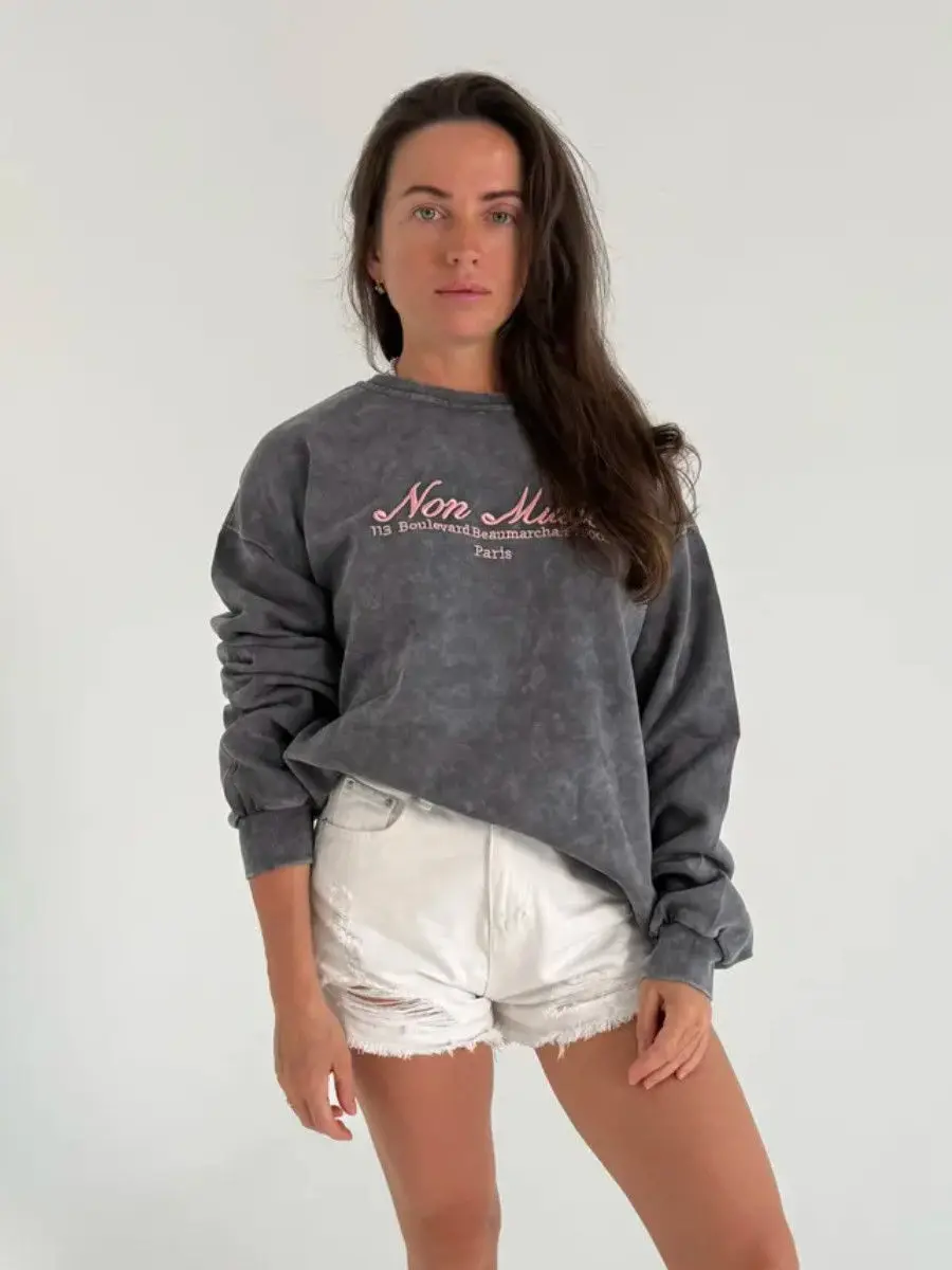 Czarne bluzy z efektem sprania, z francuskim napisem, luźny krój, jesienny pulower, modny temperament, damski styl preppy, retro top.