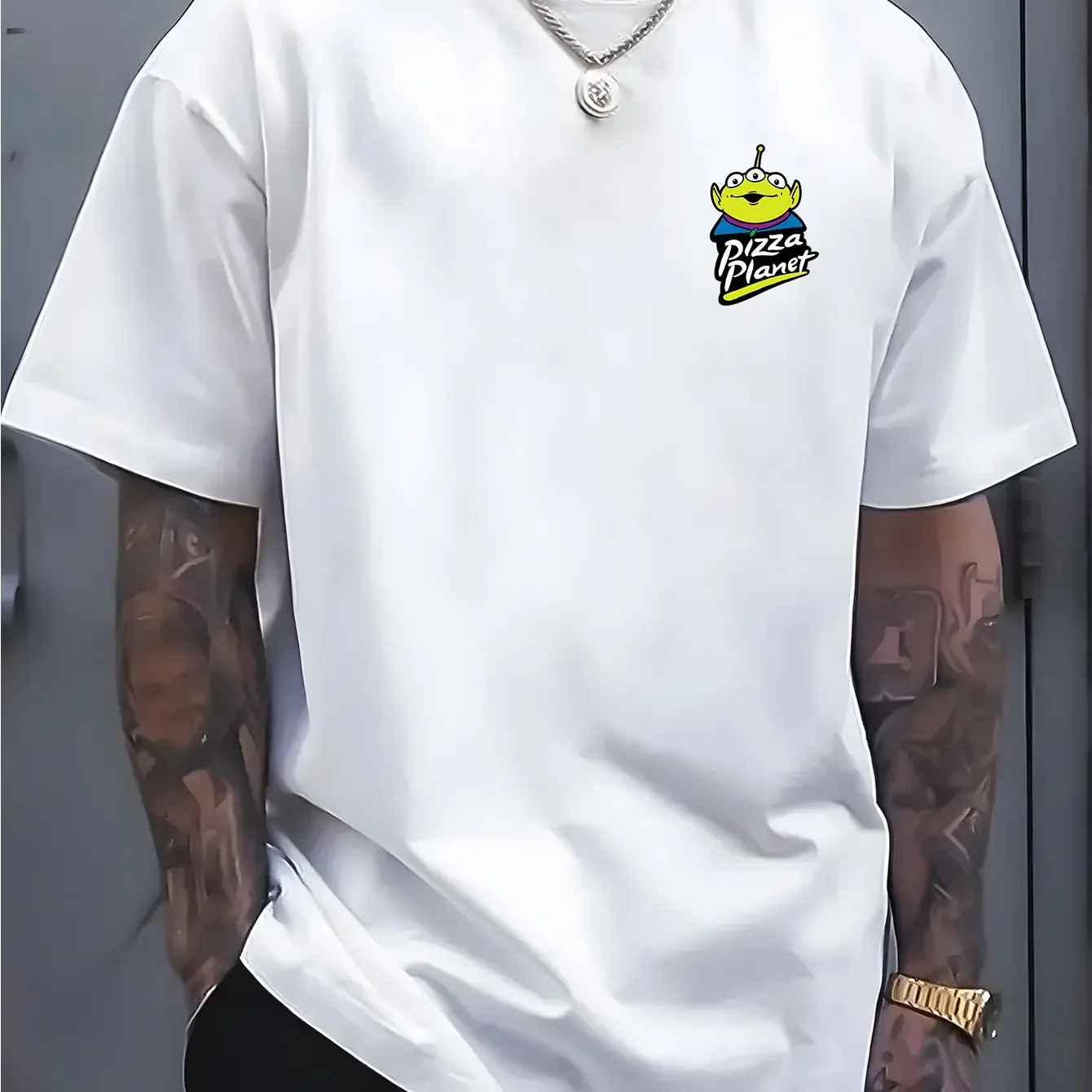 Camiseta oficial de DISNEY de Toy Story para hombre - Camiseta de manga corta con cuello redondo y estampado de insignia de Alien de Pizza Planet con diseño icónico