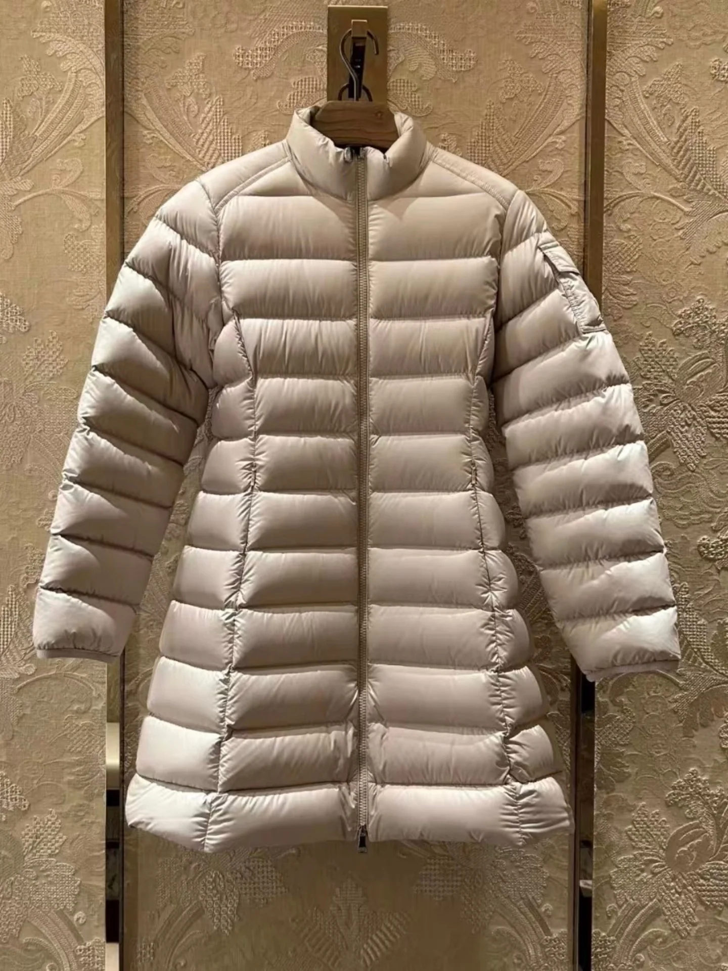 

Классический свободный пуховик А-силуэта с воротником-стойкой, ультралегкий, теплый, цвета тауни, с наполнителем из белого гусиного пуха, женское модное зимнее пальто