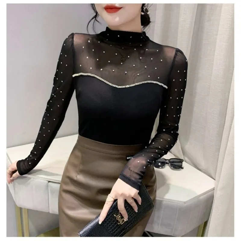 Camisa de manga larga versátil y sexi con cuentas de diamantes calientes empalme de malla de moda adelgazante europea de otoño