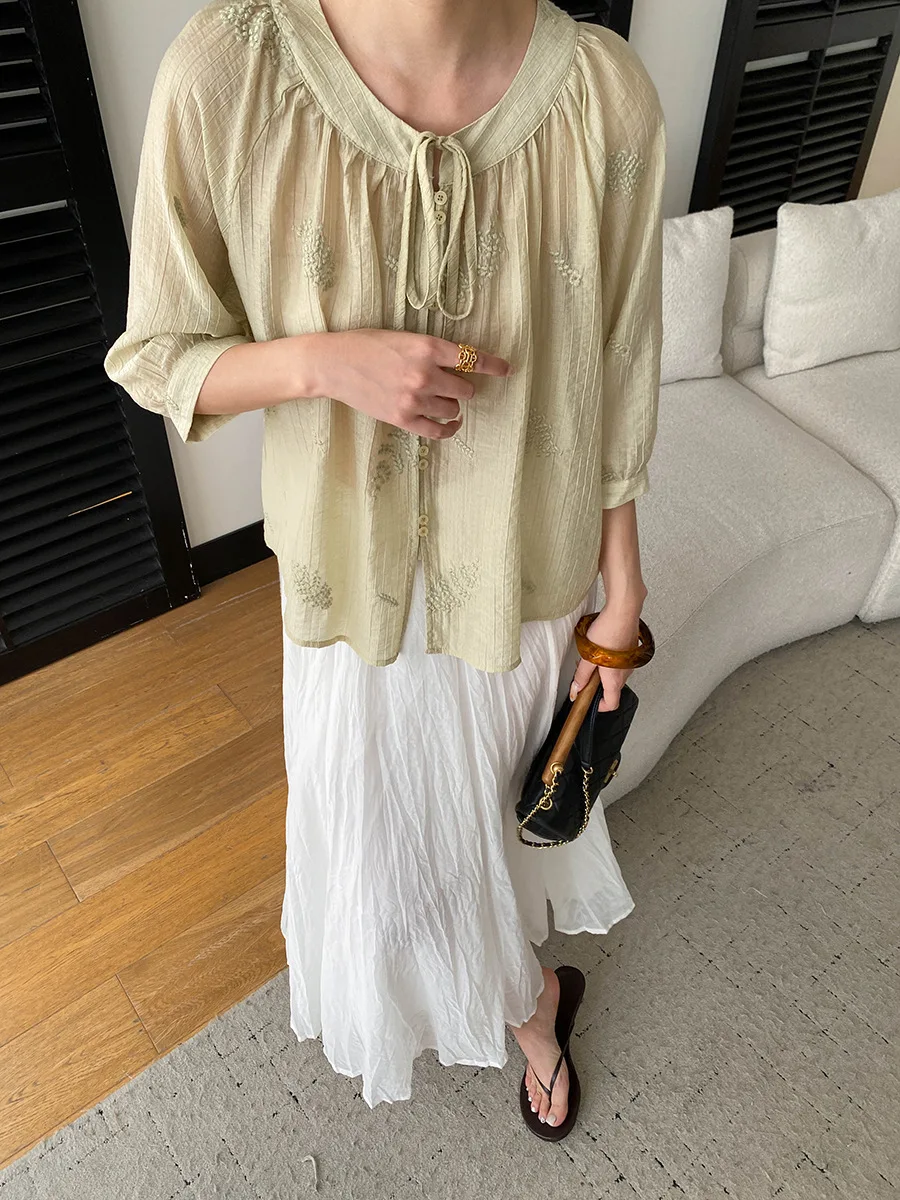 Sommerliches Damen-Shirt in unifarbenem Design mit aufwendiger Stickerei, Rundhalsausschnitt, Schnürung, lockerer Passform und leicht transparentem Stoff. – Detail 9