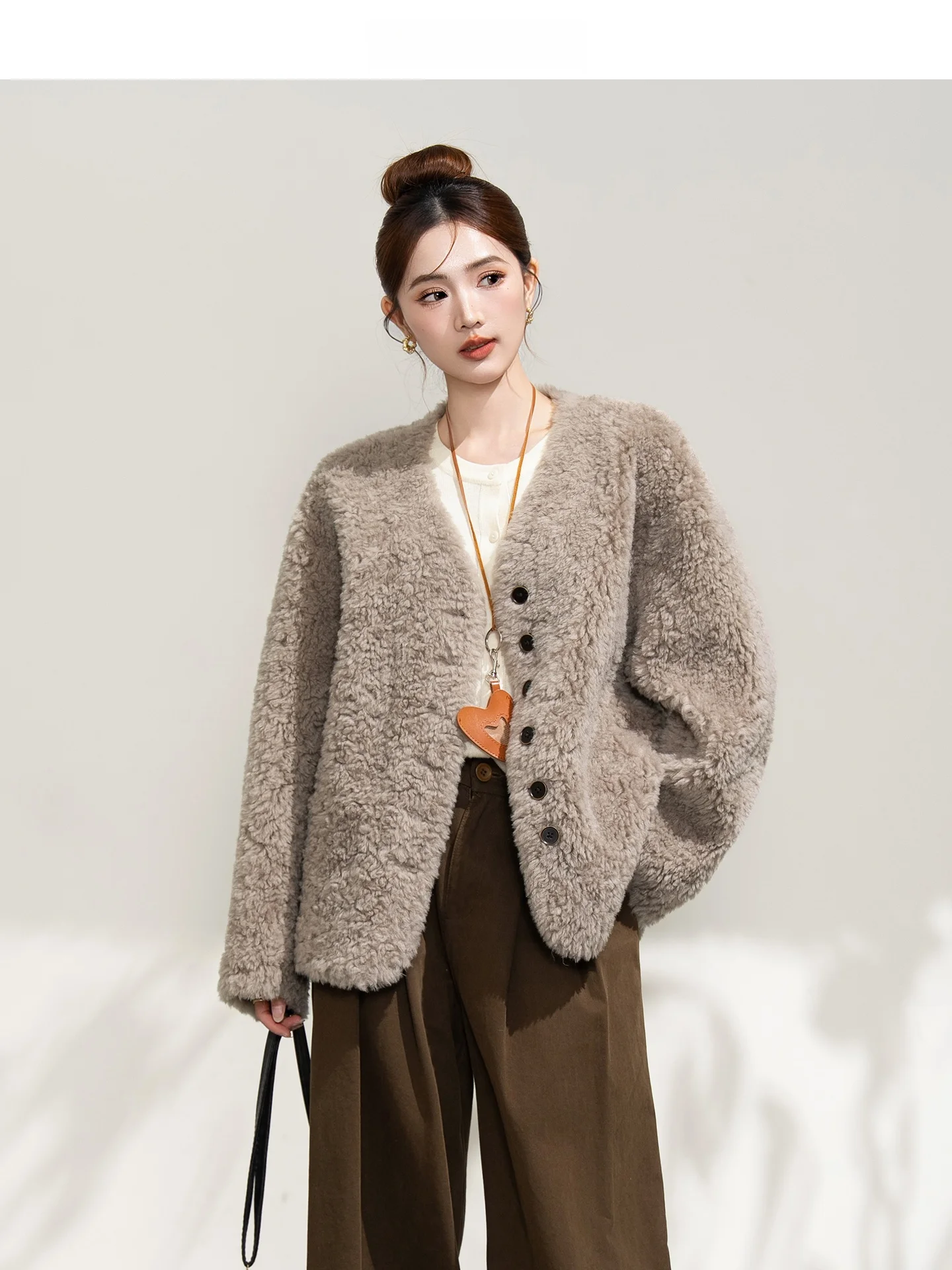 

Женская короткая куртка Ele Simple V-Ne из овчины с интегрированным мехом: дышащая, комфортная, теплая, повседневная