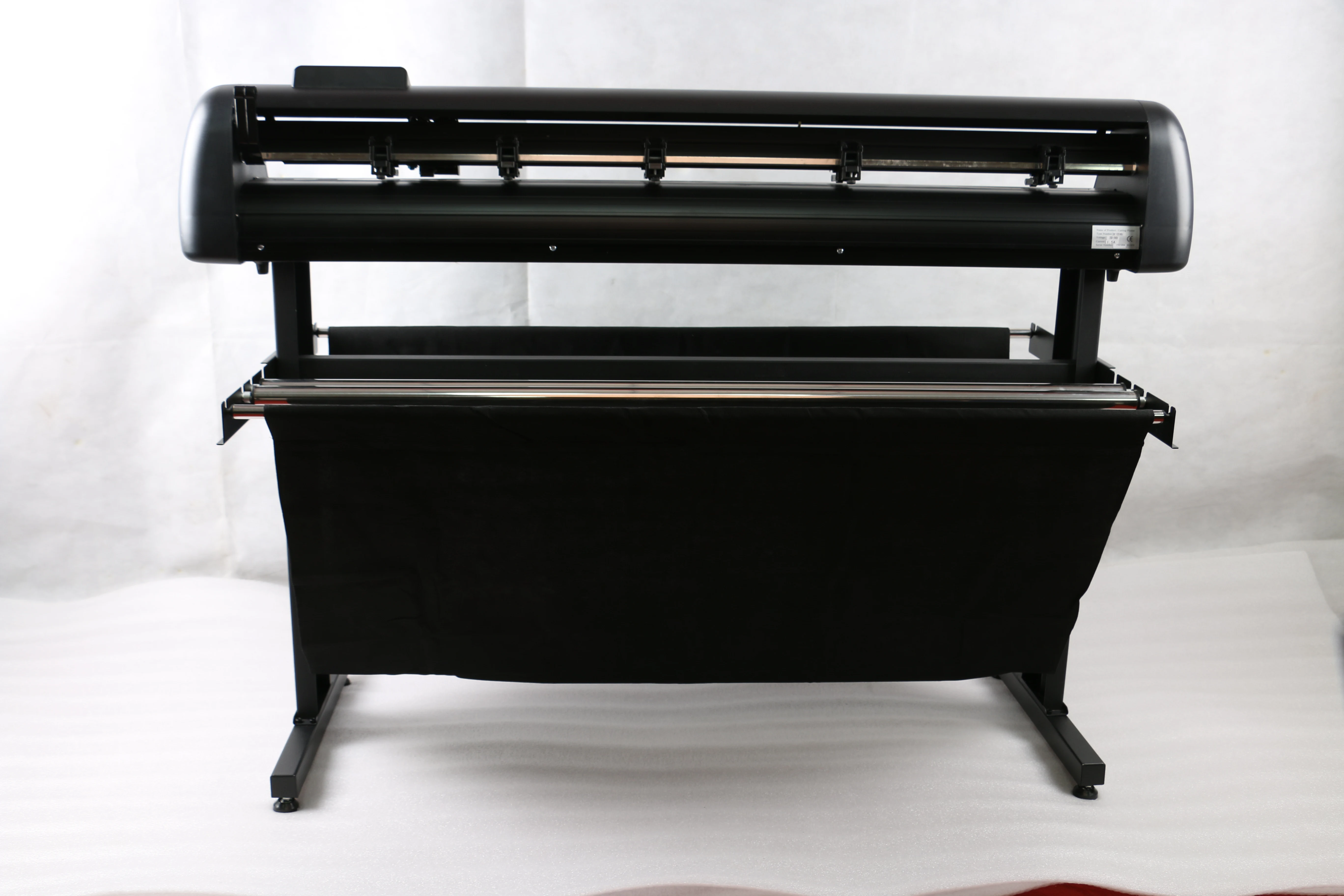 QK-1350ABJ 1350 مللي متر عرض الفينيل ملصقات التسمية التلقائي تحديد المواقع دورية قطع الراسمة آلة قطع الرسم البياني مع حقيبة الخردة