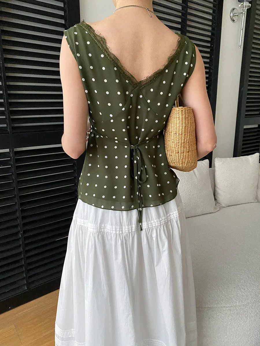 Sommerliche Damen-Weste im lässigen französischen Retro-Stil mit gepunkteter Spitze, Patchwork und V-Ausschnitt, schlank machend und ärmellos. – Detail 9