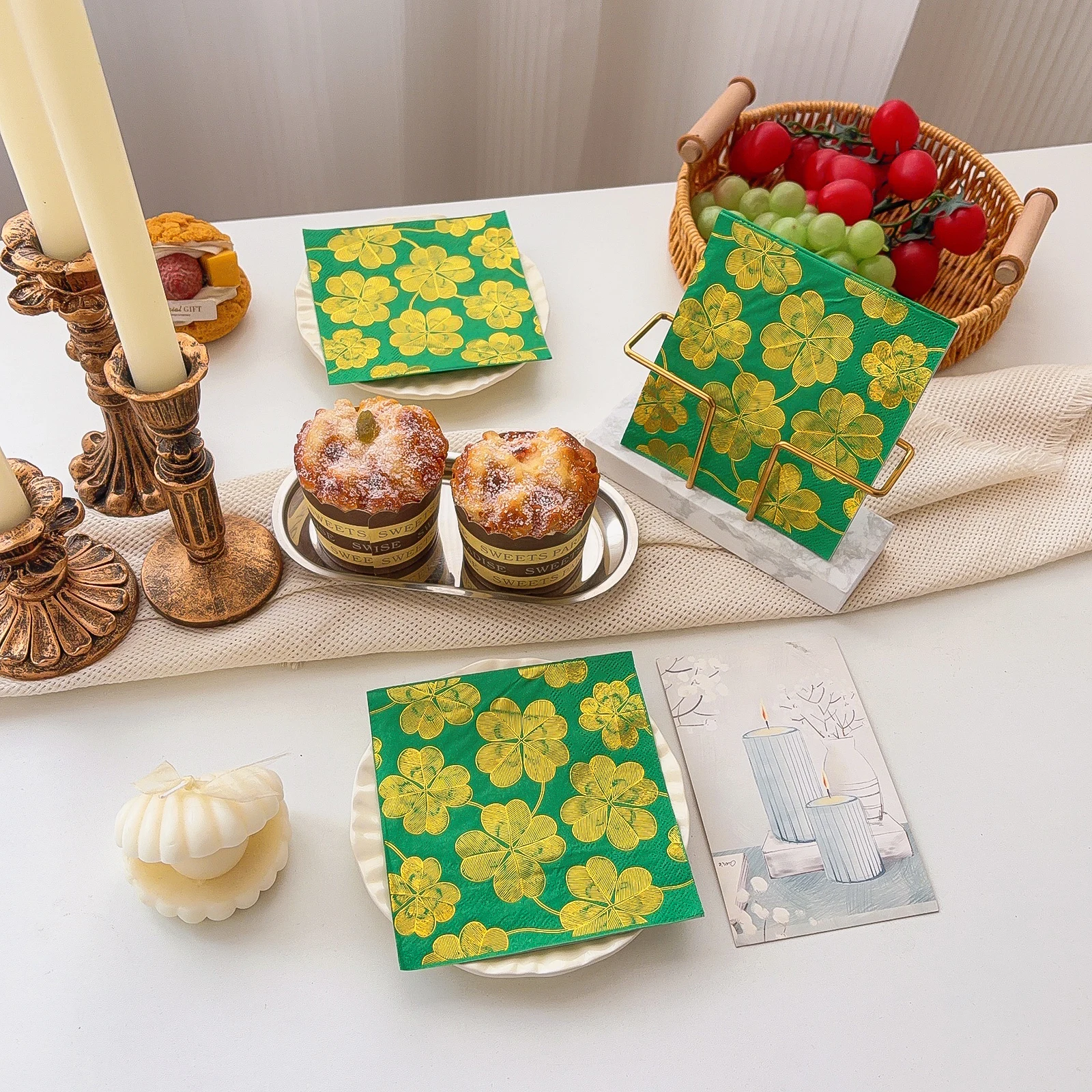 20 Servilletas Verdes con Detalles Dorados y Pequeños Diseños de Hierba y Flores para Restaurantes, Cocinas, Bodas, Cumpleaños, 25x25cm