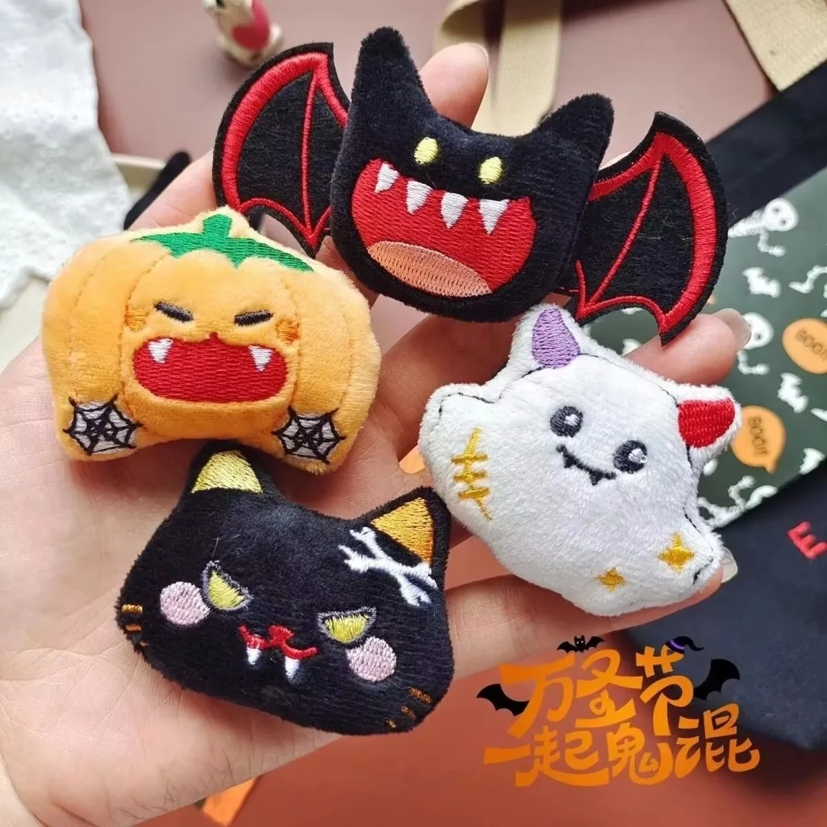 Gothic 4Pcs Halloween Plush Brooch Set Cartoon Bat Ghost Black Cat Pumpkin Lapel Pin Fluffy Badge Halloween Costume Decor Props