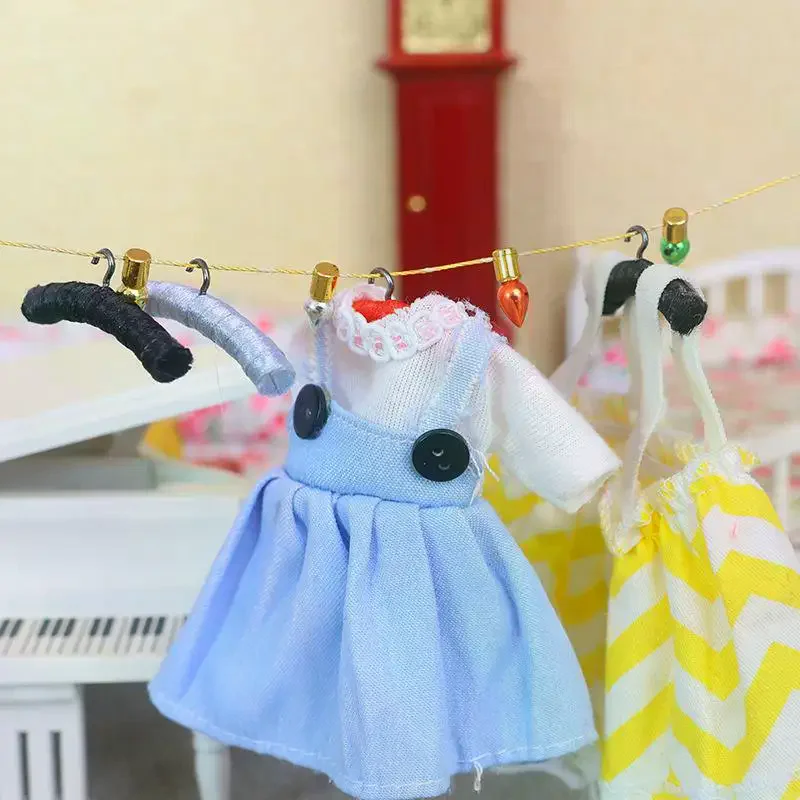 4 pçs 1/12 casa de bonecas simulação mini cabide conjunto casa de bonecas móveis decoração micro cena foto adereços fingir jogar brinquedos