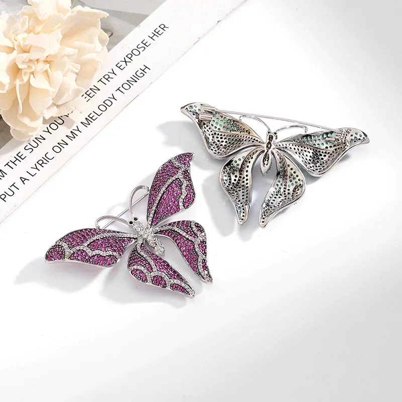 

A rare zircon inlaid with French elegance, fashionable and high-end corsage paired with a butterfly brooch