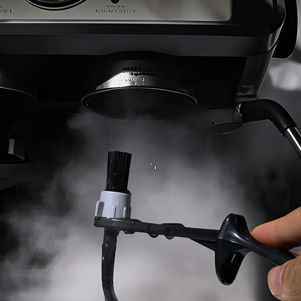 Der Barista benutzt den Dampfstab einer hitzebeständigen, lebensmittelechten Kaffeemaschine, um den PP-Griff zu reinigen. – Detail 6