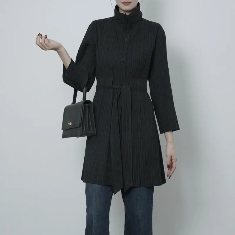 เสื้อแจ็คเก็ตพลีทสีพื้นความยาวปานกลาง YFPF Miyake แฟชั่นผู้หญิง สายรูดผูกเอว กระดุมติด เสื้อโค้ทลำลอง คอลเลคชั่นใหม่ 2025