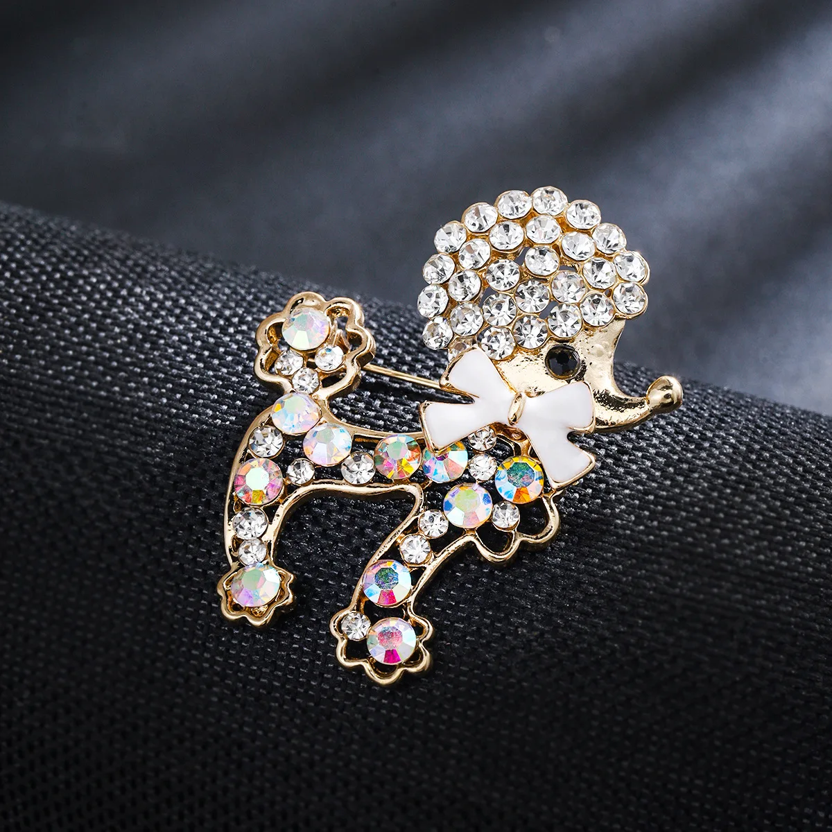 Fashionable puppy brooch with simple and niche design, alloy inlaid diamonds, animal clothing jacket, accessory pin