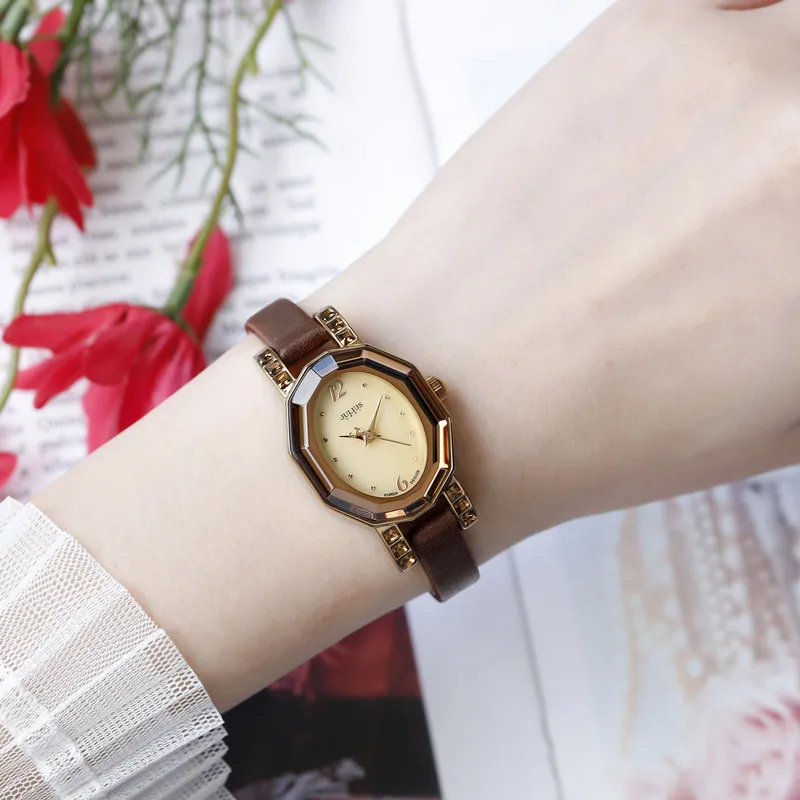 New RetroStyle Watch With A Simple Polygonal Dial Unique And Petite Design Thin Strap Leathe Women'S Watch A High-End Selection.