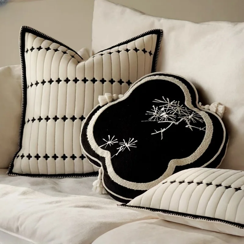 

Минималистичный комплект наволочек в черно-белых тонах | Скандинавские стеганые и вышитые наволочки с узором «сосна» и кисточками | Современный декор