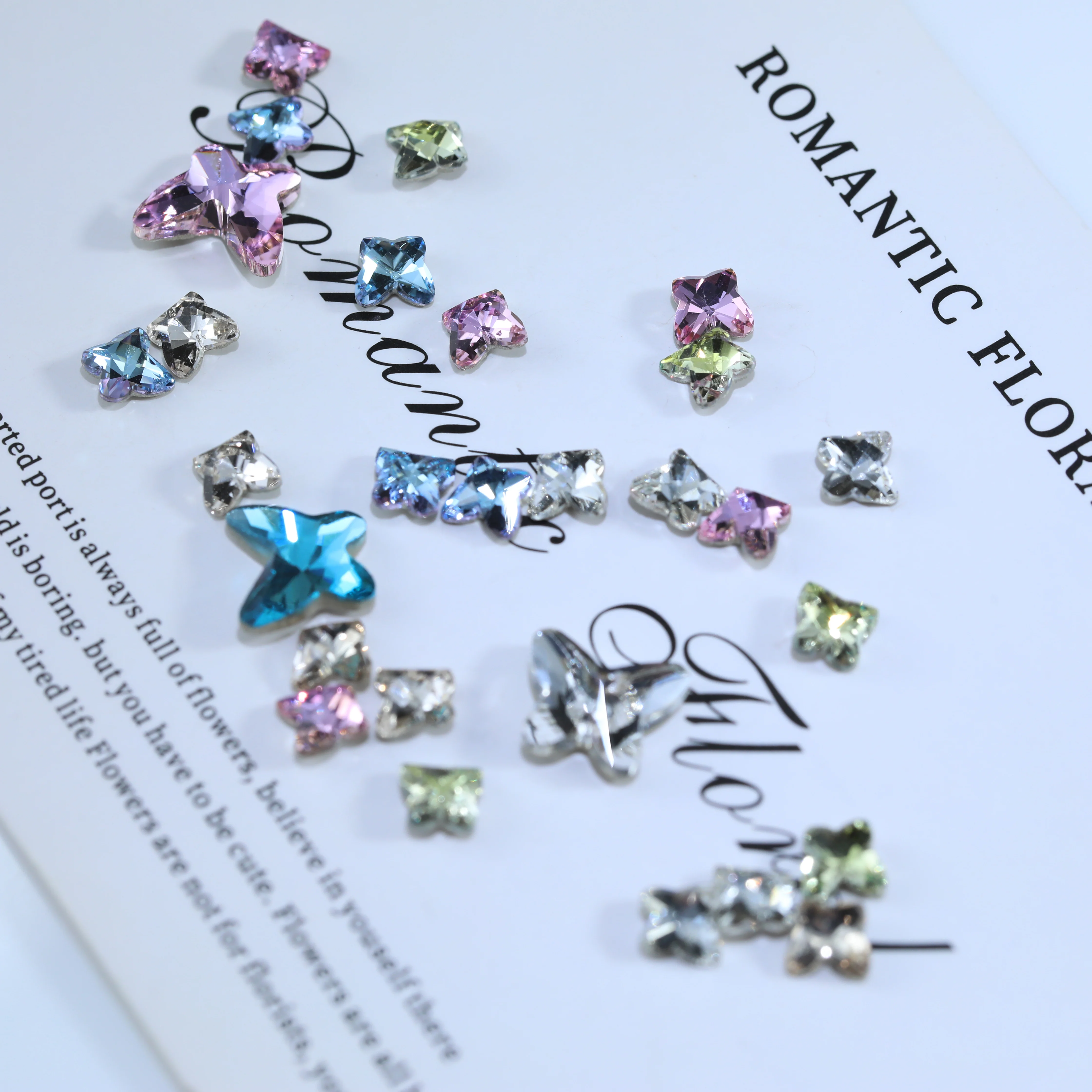 Glänzende Kristall-Schmetterlinge mit flacher Rückseite und abgeschrägten Kanten, Plus-Serie Strasssteine, DIY-Bastelzubehör für Nagelkunst, Taschen und Hochzeitskleider – Detail 2