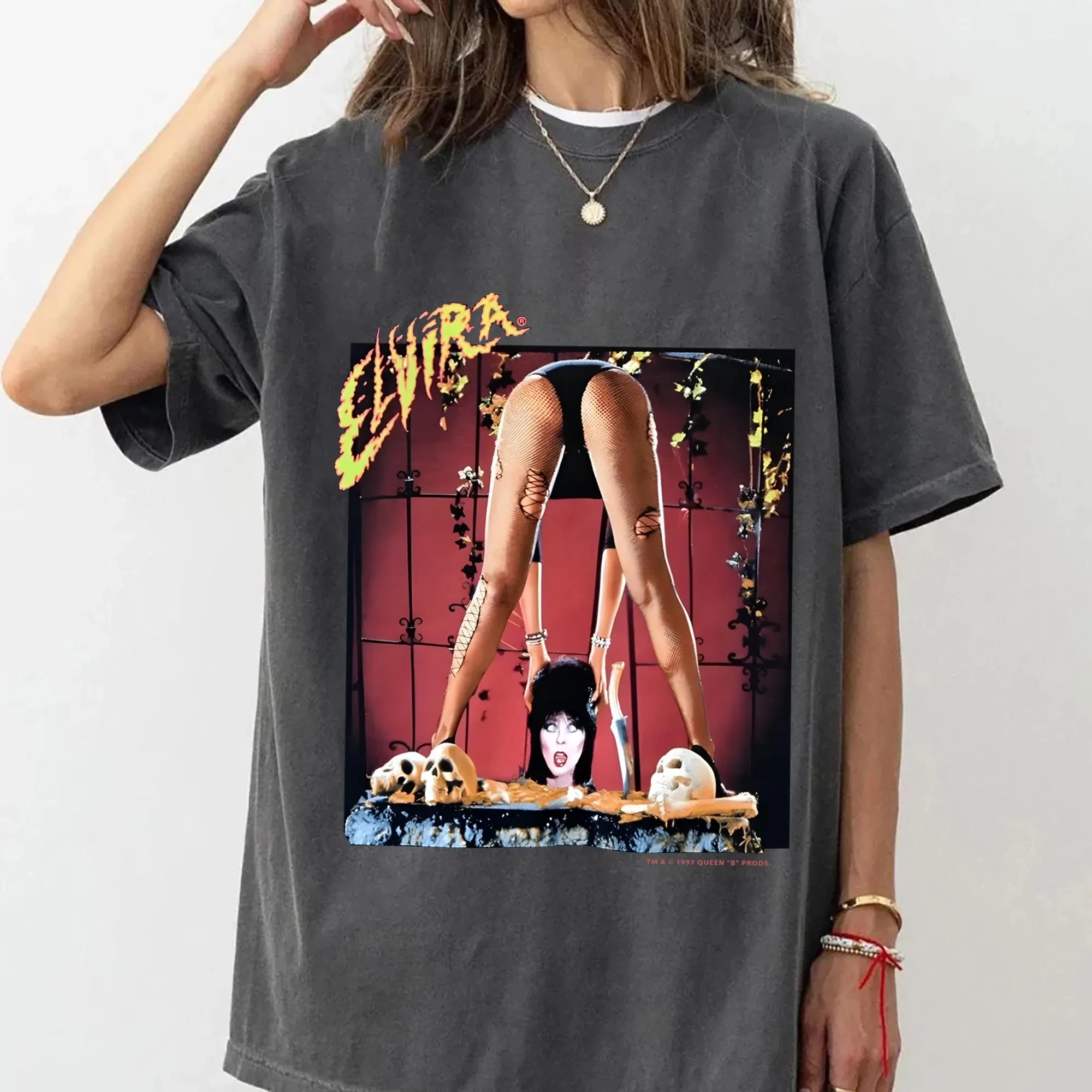 قميص الفيلم الكلاسيكي 90s Elvira عشيقة الظلام قميص رعب الهالوين 90 قميص جرافيك بأكمام قصيرة للرجال والنساء لجميع المواسم