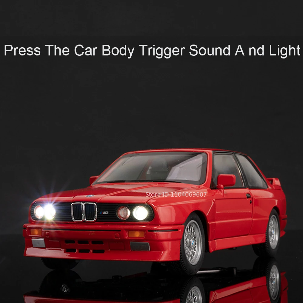 1:24 M3 Modelli di auto giocattolo in miniatura Lega pressofusa Suono Luce Porte aperte Assorbimento degli urti Tirare indietro Mini veicoli per i regali dei ragazzi