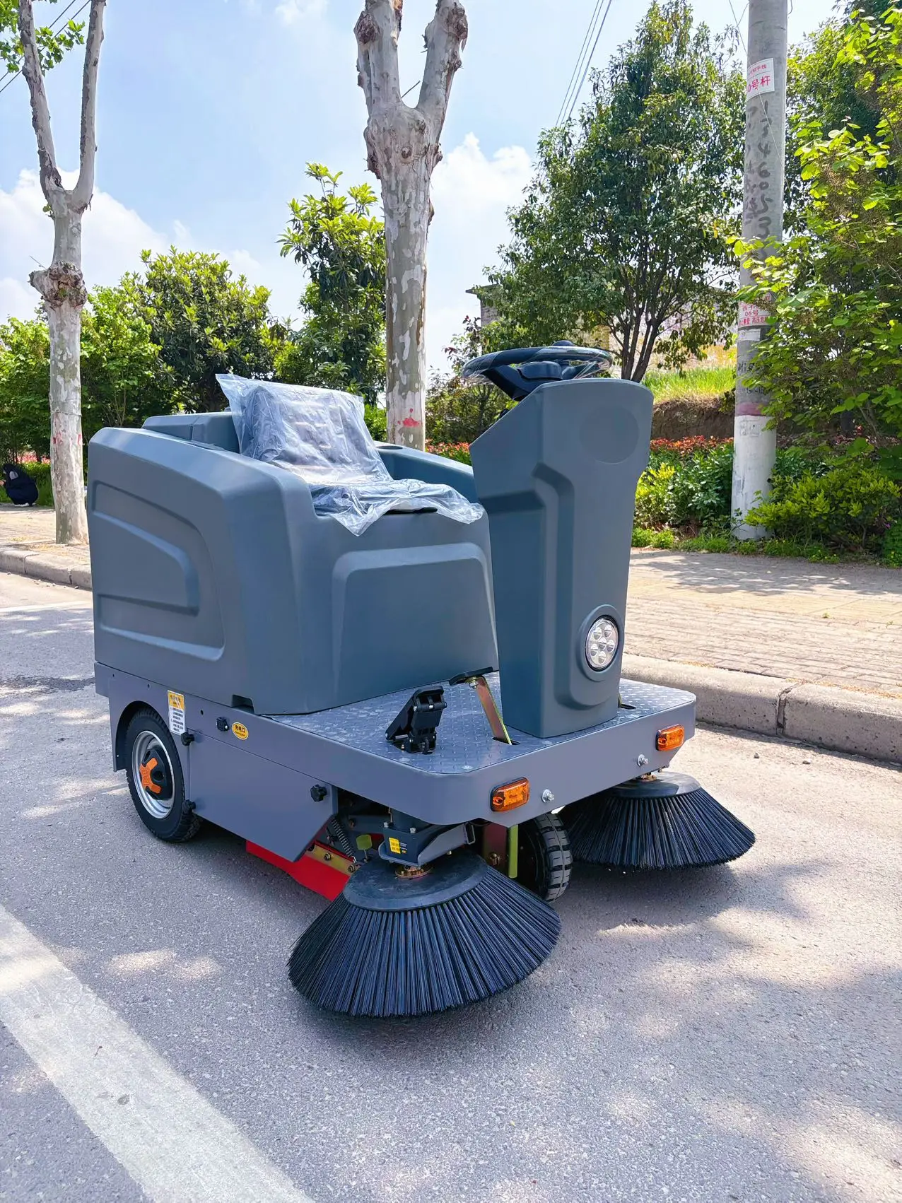 

Best Selling Battery Ride on Floor Sweeper Machine Road Sweeper for Sale