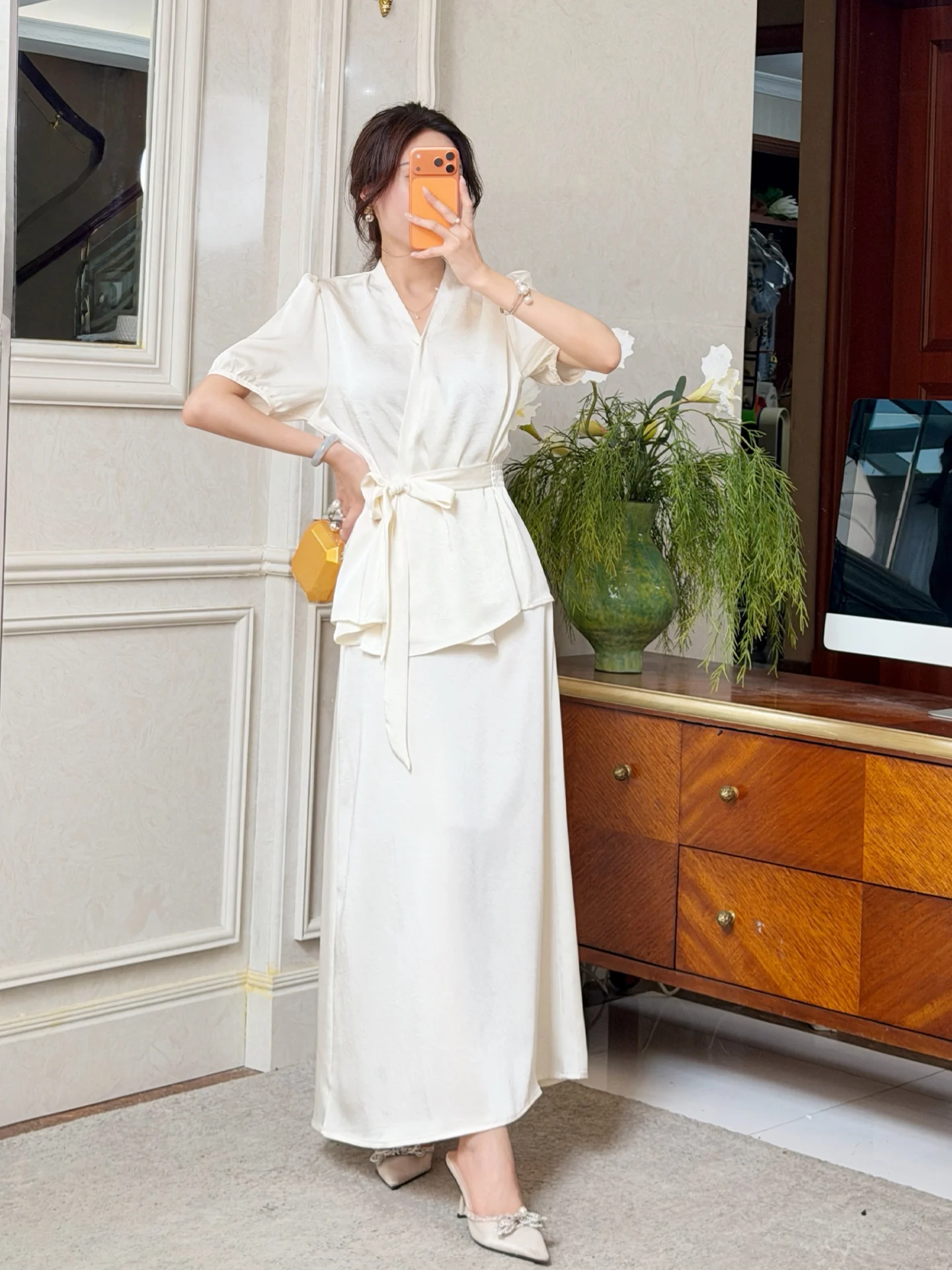 

Костюмный комплект Miss Fly Personal Tailor 2026: атласный, весна-осень, женский, с эффектом утяжки талии, с высокой талией, длинная рубашка с коротким рукавом и V-образным вырезом