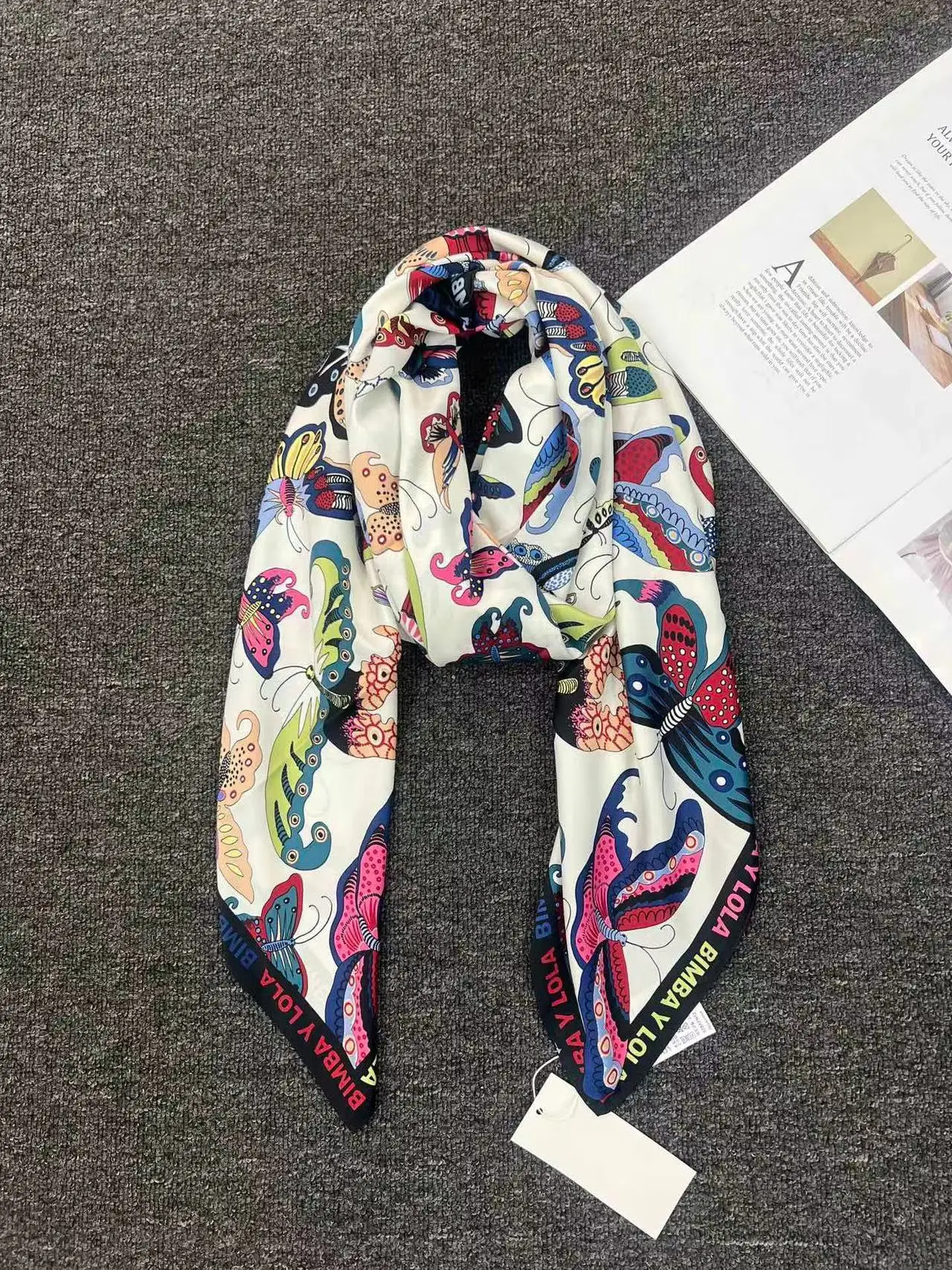 Foulard Imprimé de Marque d'Espagne, Grande Écharpe Carrée